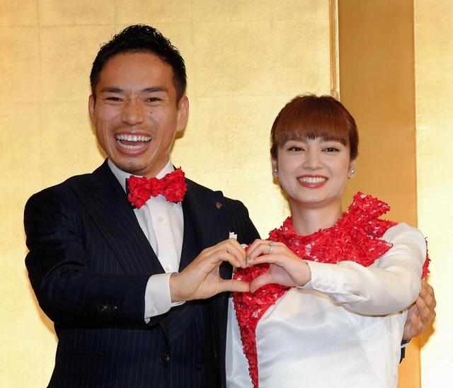 2017年、サッカー選手・長友佑都との結婚を発表