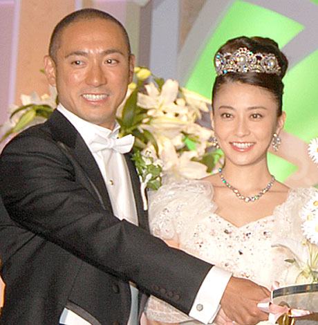 2010年3月、市川海老蔵と結婚