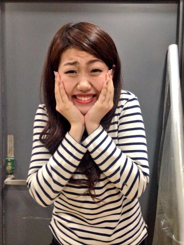ボーダーのトップスで虫歯ポーズをする芸人、横澤夏子