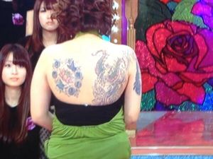 背中のタトゥーをテレビで披露。