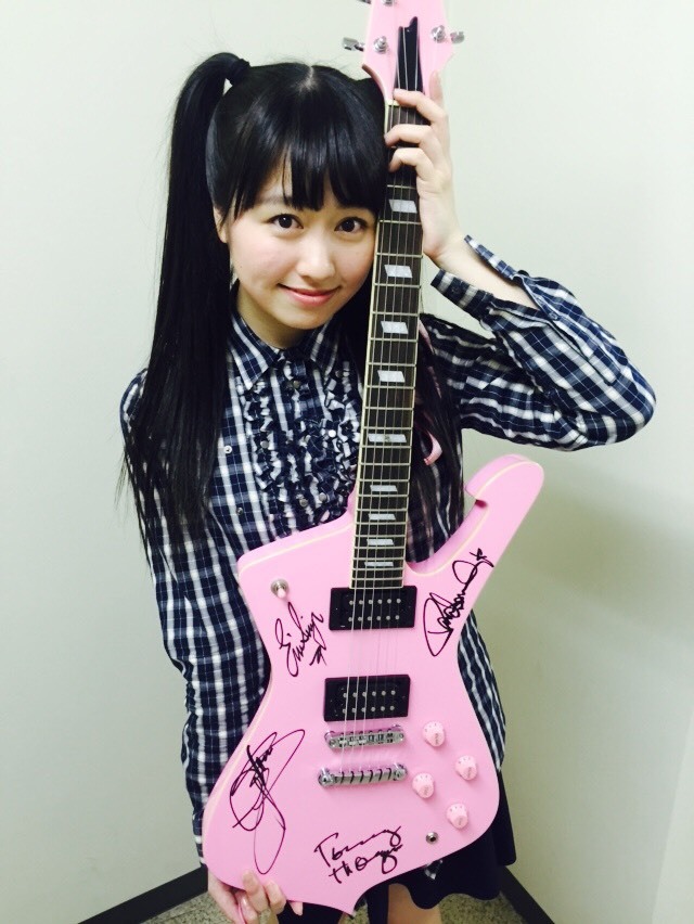 ギターを持つ佐々木彩夏さん