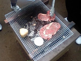 肉を焼いている画像