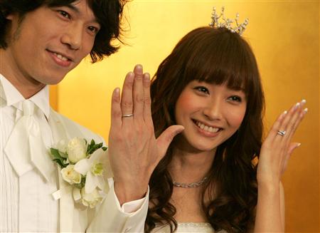 2009年7月、品川庄司の庄司智春と結婚