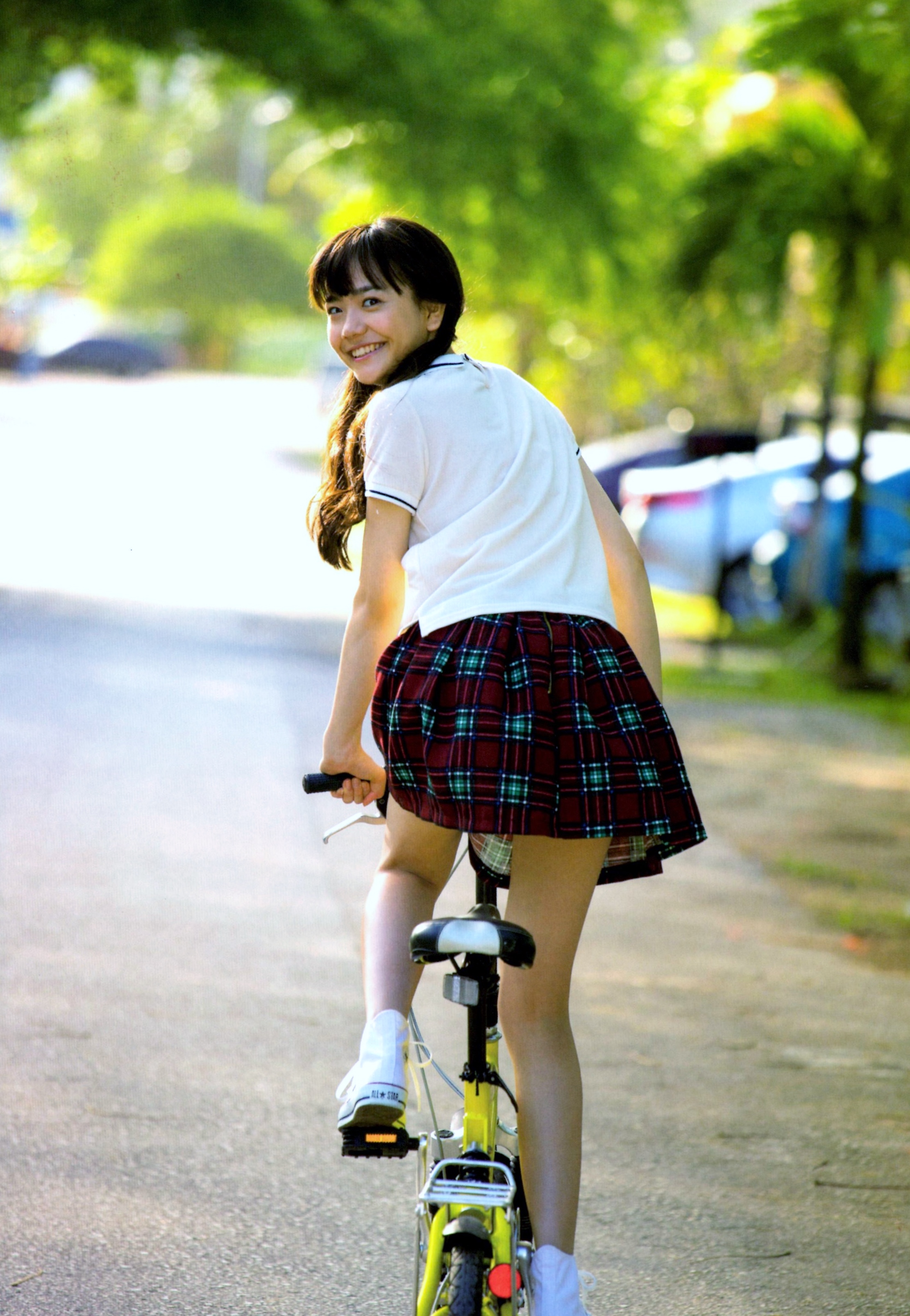 自転車に乗った姿の松井愛莉さん