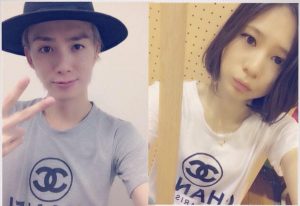 ペアルックのTシャツを着る小野健斗と高瀬友規奈