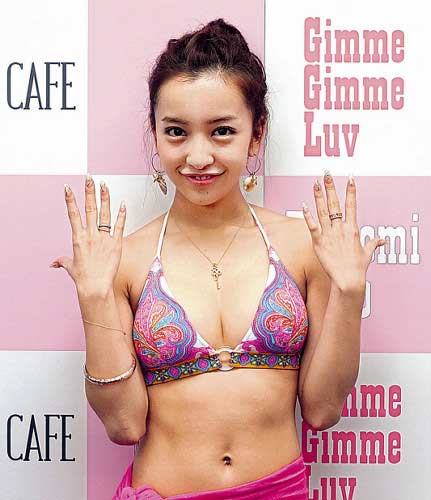 2015年の板野友美さんの胸