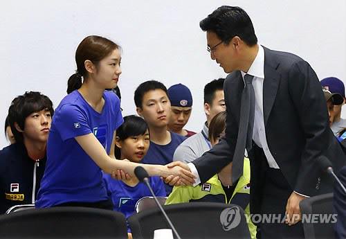 キム・ヨナ選手の韓国式握手の画像