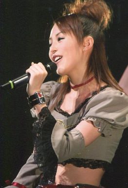 2003年には歌手デビューも果たした平野綾