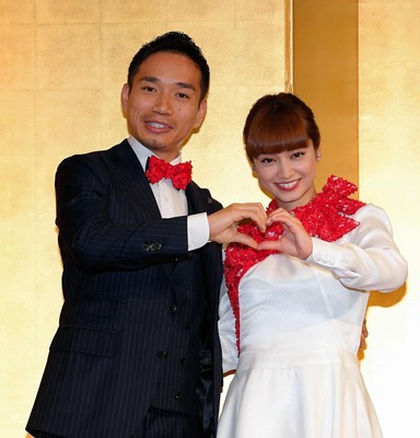 2017年、サッカー日本代表の長友佑都と結婚