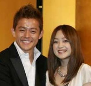 2005年9月、スピードワゴン井戸田潤と結婚