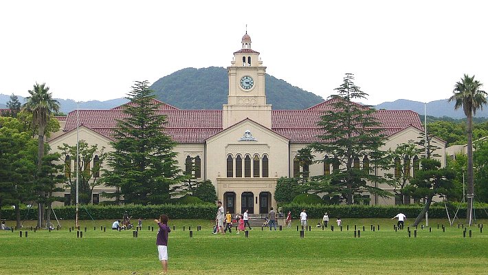 関西学院文学部日本文学科卒業