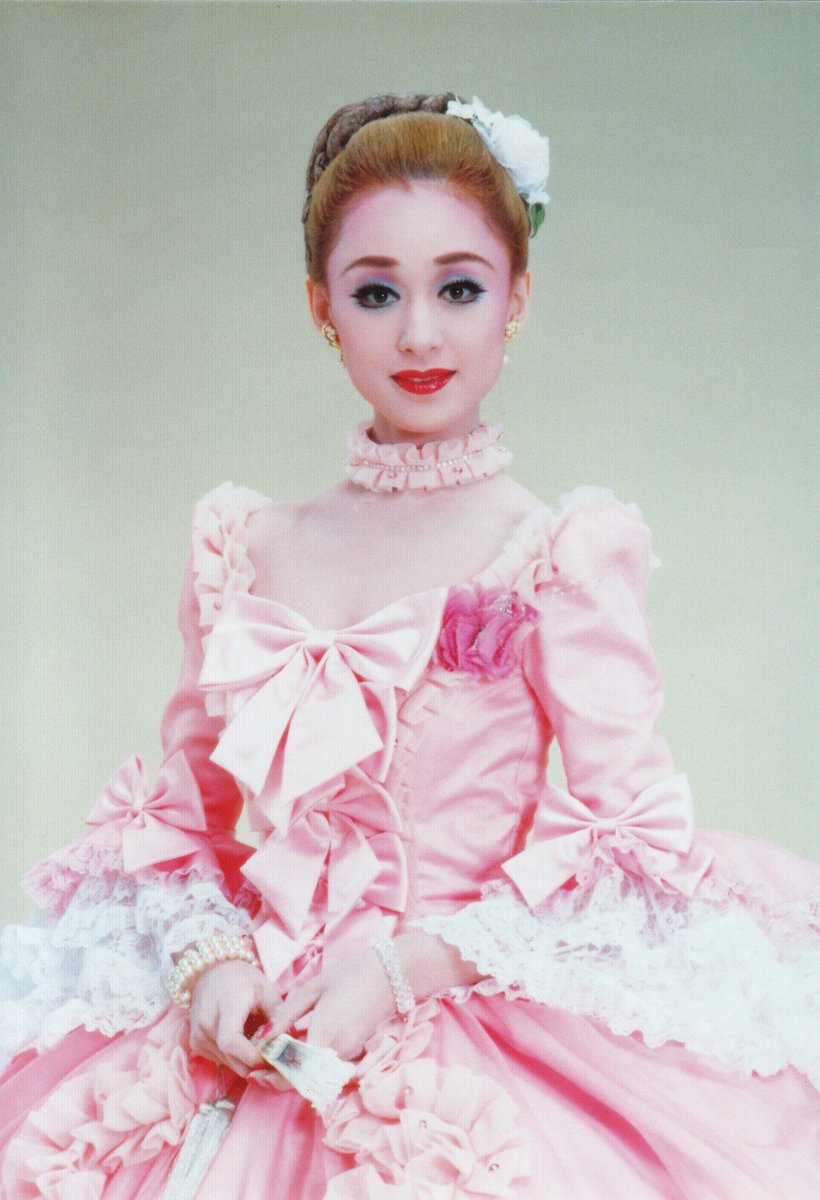 1988年宝塚歌劇団入団。