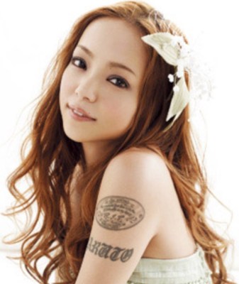 安室奈美恵のタトゥーが消えた 柄の意味や現在の様子まとめ Aikru アイクル かわいい女の子の情報まとめサイト