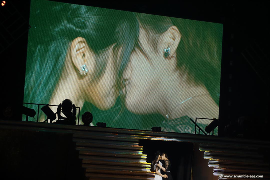 会場のスクリーンに映し出されたキス