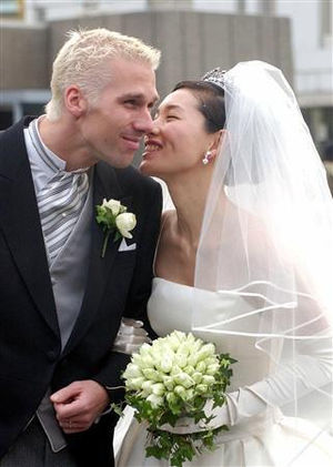 2001年結婚。