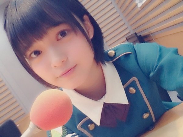 マイクに向かう欅坂46平手友梨奈