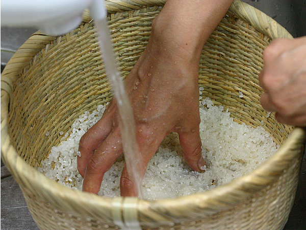 ②爆裂ママ伝説：お米を洗剤で研ぐ