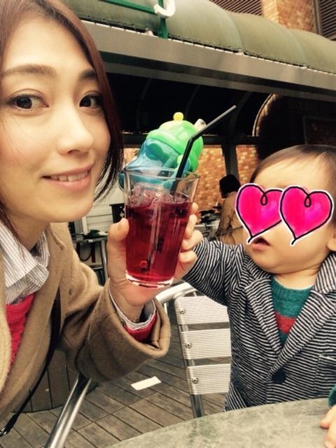 子供と仲睦まじく映る飯田圭織